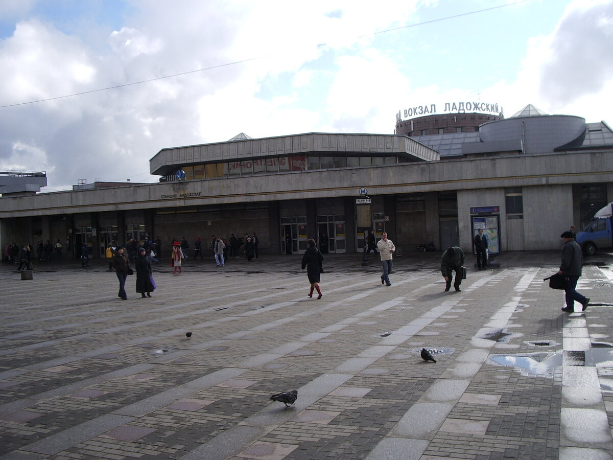 Петербург метро ладожская. Станция метро Ладожская Санкт-Петербург. Станция метро Ладожская вестибюль. Вестибюль станции Ладожская. Ладожская метро СПБ.