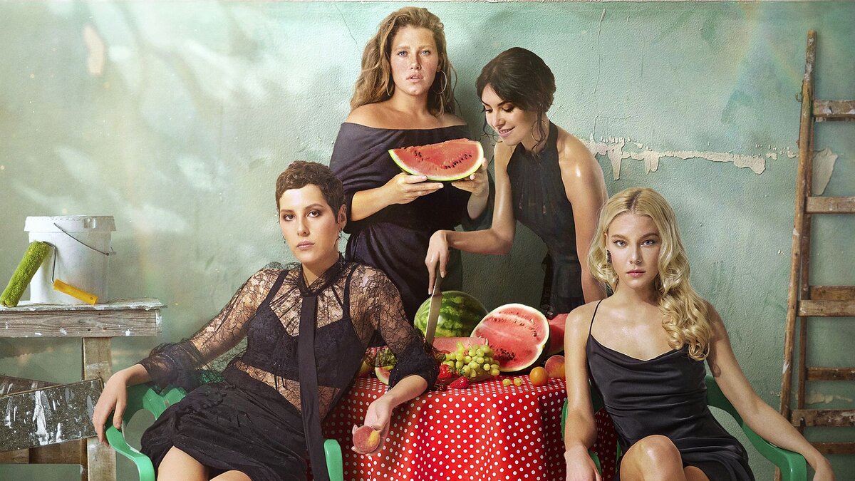 Героини сериала «Чики». Фрагмент постера к сериалу