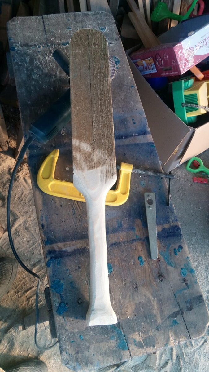 Расчертил ручку, выпилил лобзиком и обточил болгаркой (можно использовать любой другой инструмент, который у вас имеется).