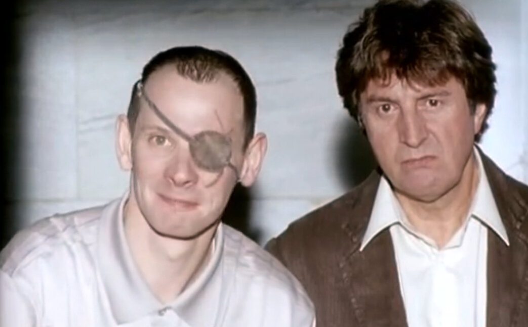 Даниил Спиваковский в роли Павла и Леонид Ярмольник в роли Юлика. Кадр из кинофильма "Мой сводный брат Франкенштейн", 2004 г., режиссер Валерий Тодоровский, сценарист Геннадий Островский, композитор Алексей Айги. Скриншот кадра для иллюстрации 