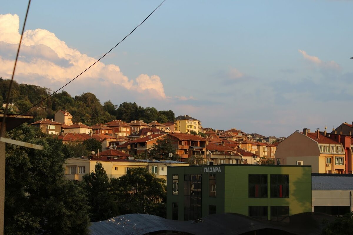 Вид с одного из балконов нашей первой квартиры в Благоевграде. Август 2016 года