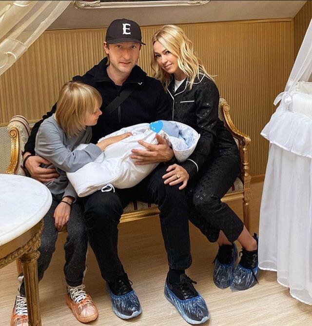 Семья с новорожденным Арсением