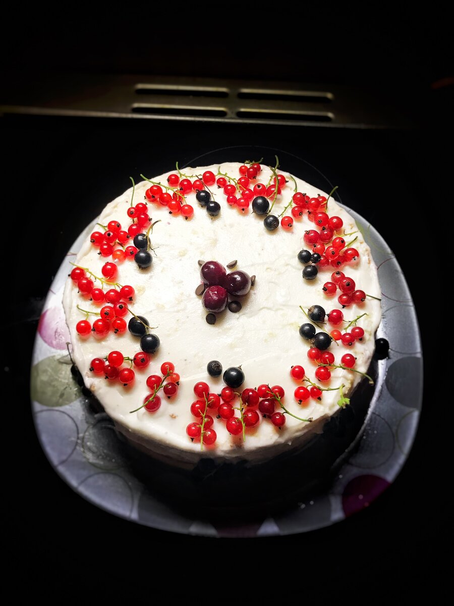 Мой первый бисквитный тортик с клюквой и взбитыми сливками