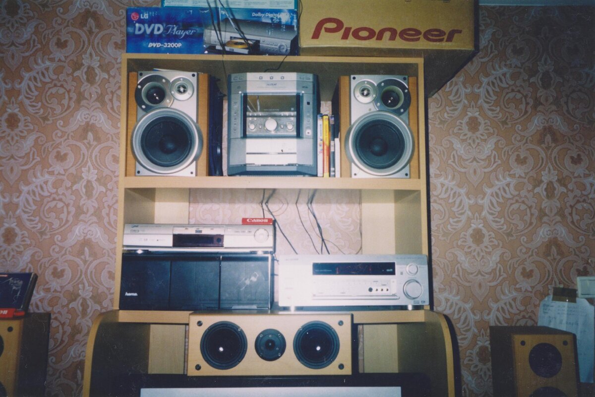 В самом верху: муз.центр Philips MZ-7. Фото автора.