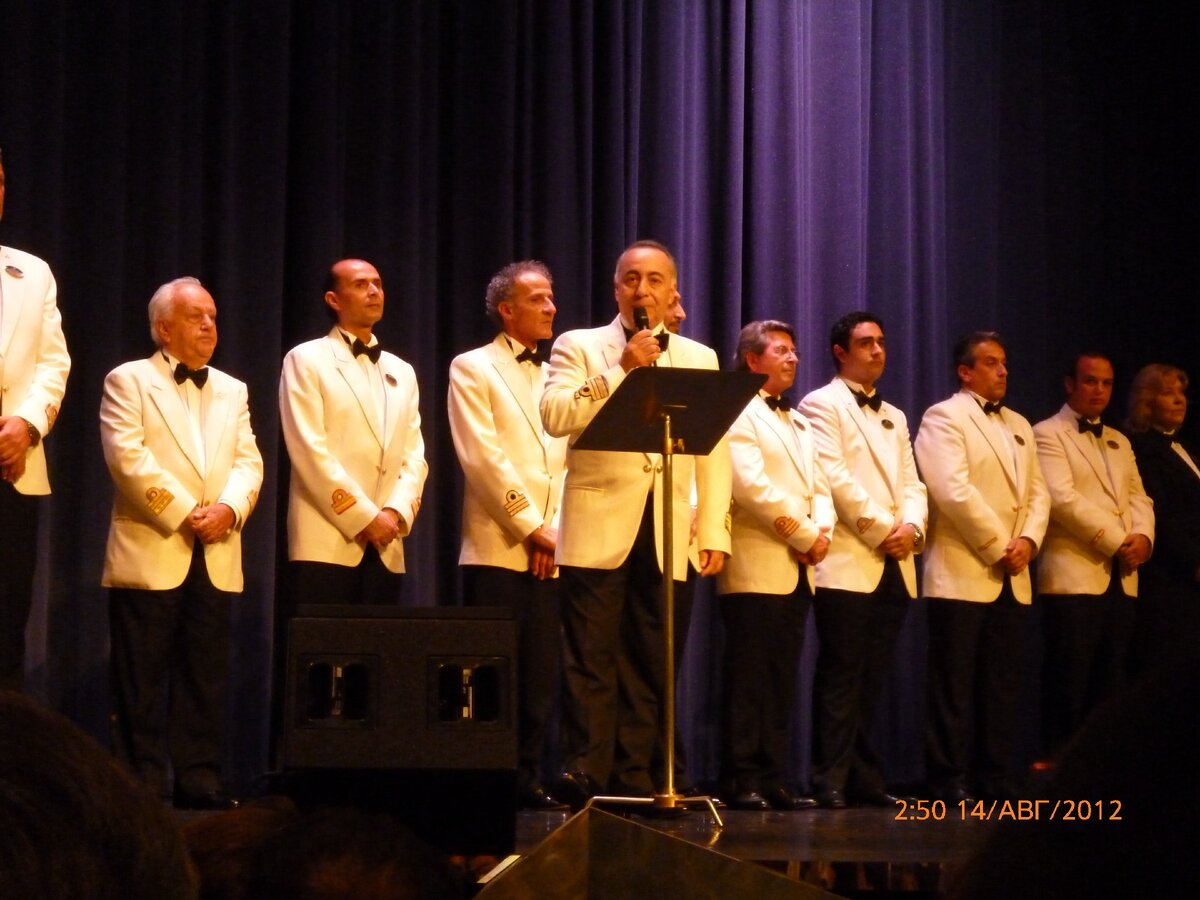 Команда лайнера. У микрофона капитан лайнера