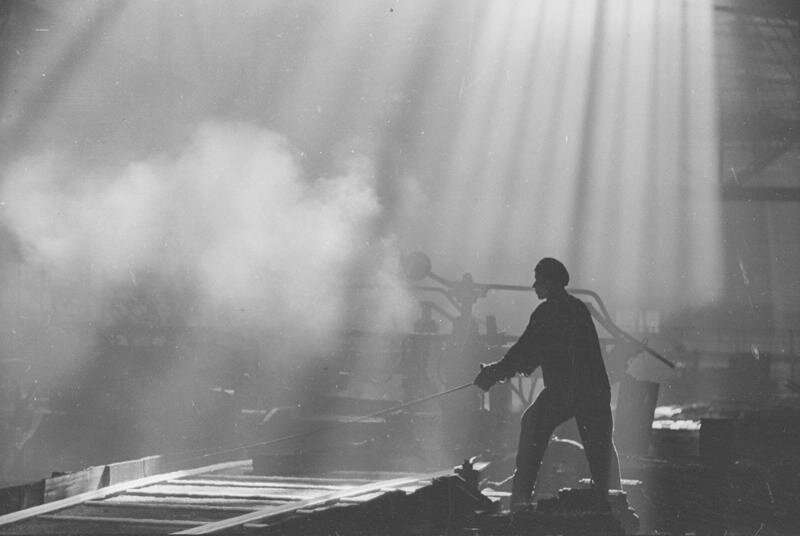 В прокатном цехе, 1937 год.
источник: МАММ / МДФ на сайте russiainphoto.ru.