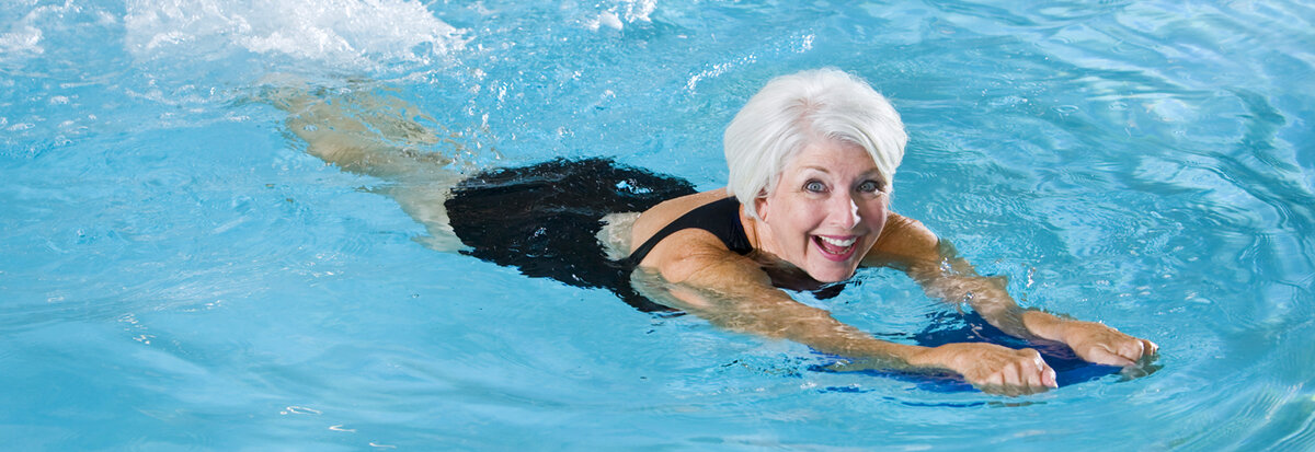 Женщины после бассейна. Пенсионеры в бассейне. Пенсионерки в бассейне. Плавание пенсионеры. Женщина в бассейне.