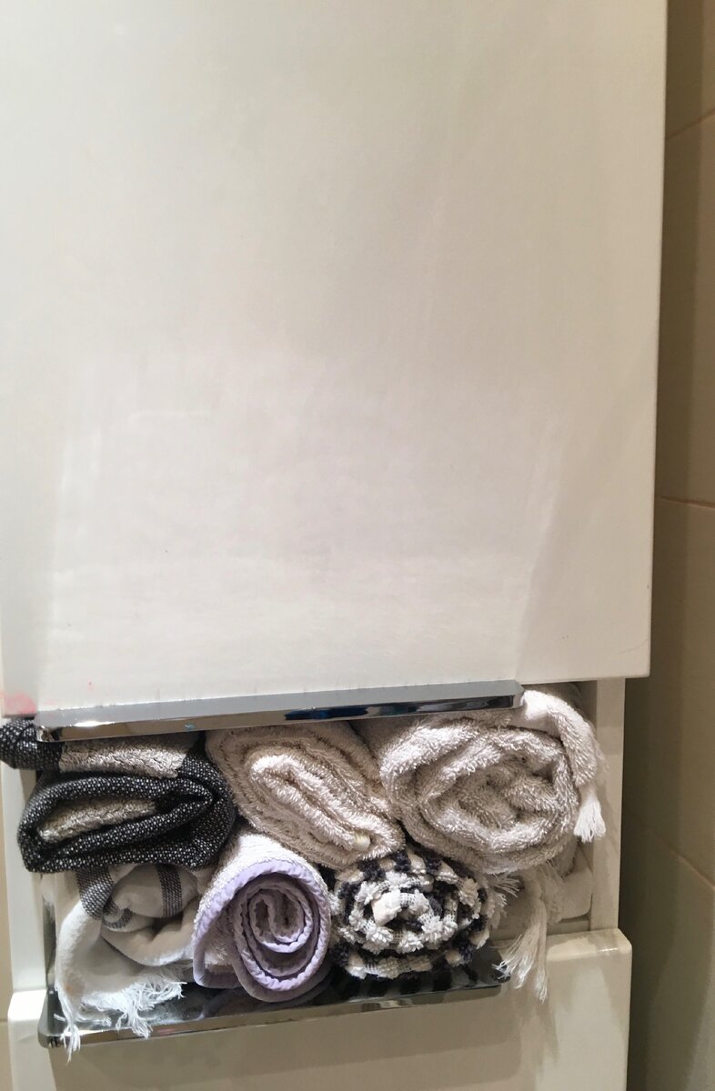    Если полотенца скрутить в небольшие трубочки, их очень удобно хранить даже в маленьком шкафу.