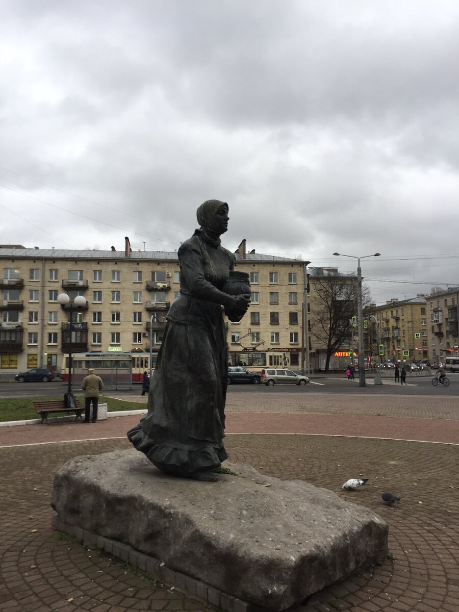 Памятник Охтинке на углу шоссе Революции и Среднеохтинского проспекта.