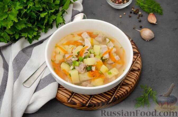 куриные ножки, картофель, лук репчатый, морковь, лавровый лист, зелень укропа, лук зелёный, паприка молотая, соль, перец чёрный молотый, вода