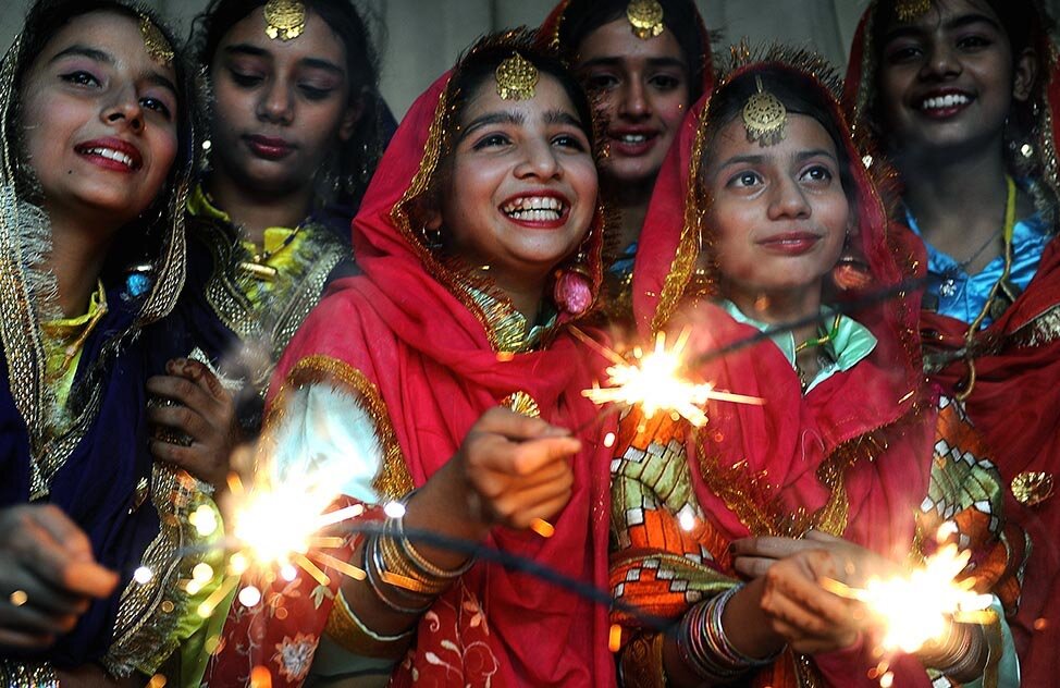 Новый год в Индии, как и в России, это семейный праздник. Праздников в Индии много, даже больше чем календарных дней. Индийские семьи большие, с рождаемостью у них все в порядке.