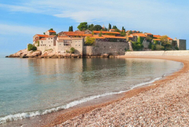 Свети-Стефан в Черногории. Этот скалистый курорт находится в самом ее сердце, по соседству с Петровацем