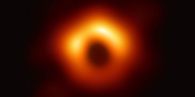 Фотография сверхмассивной чёрной дыры в центре галактики Messier 87