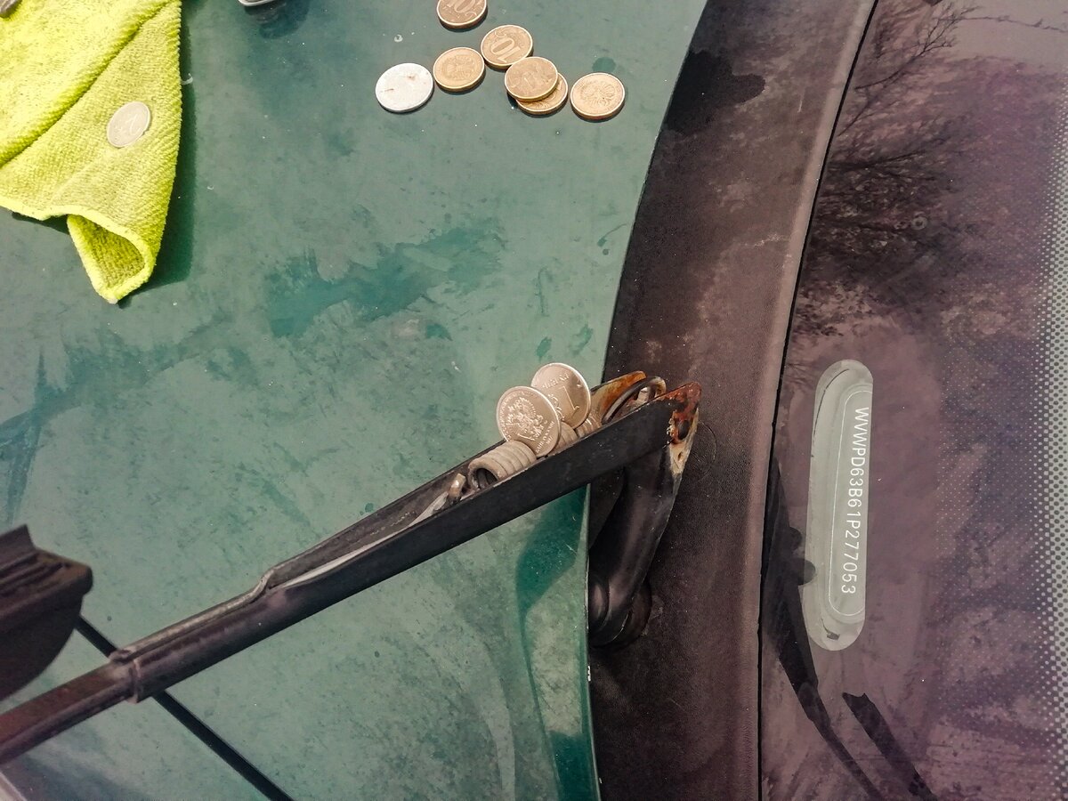 Пошатывал при этом дворник и с помощью 2х монеток скобка с пружинкой слетели с крепежа