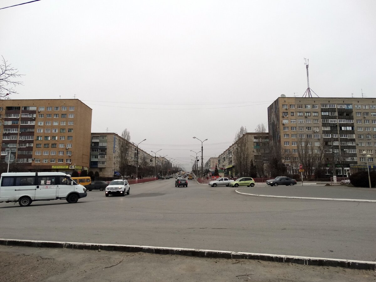 Улица Ленина. Улицы с таким названием есть в любом городе бывшего СССР. Например в Волгограде есть сразу и проспект Ленина, и улица Ленина, причём они пересекаются в центре города.