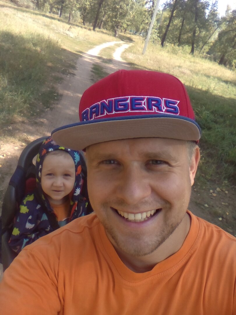 В вело-кресле он начал ездить, когда ему не было ещё и 2 лет. На своём велосипеде с боковыми колёсиками начал кататься с 3 лет.