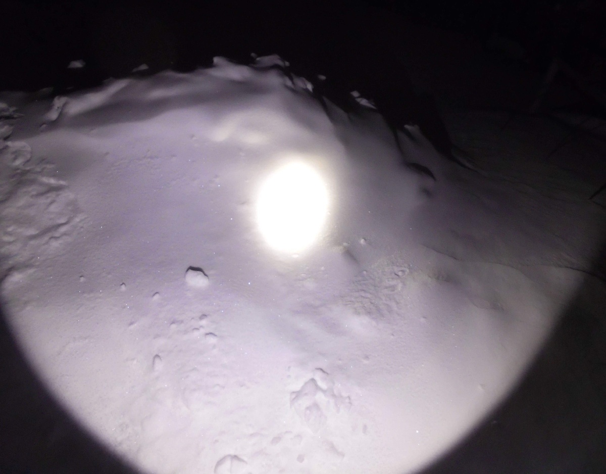 Работа центрального LED излучателя фонаря вблизи