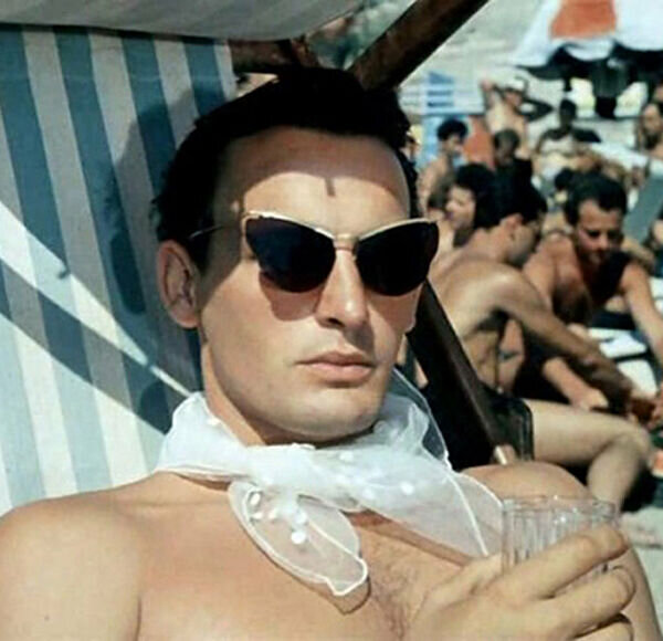 Кадр из фильма. "Что за группа в полосатых купальниках?"