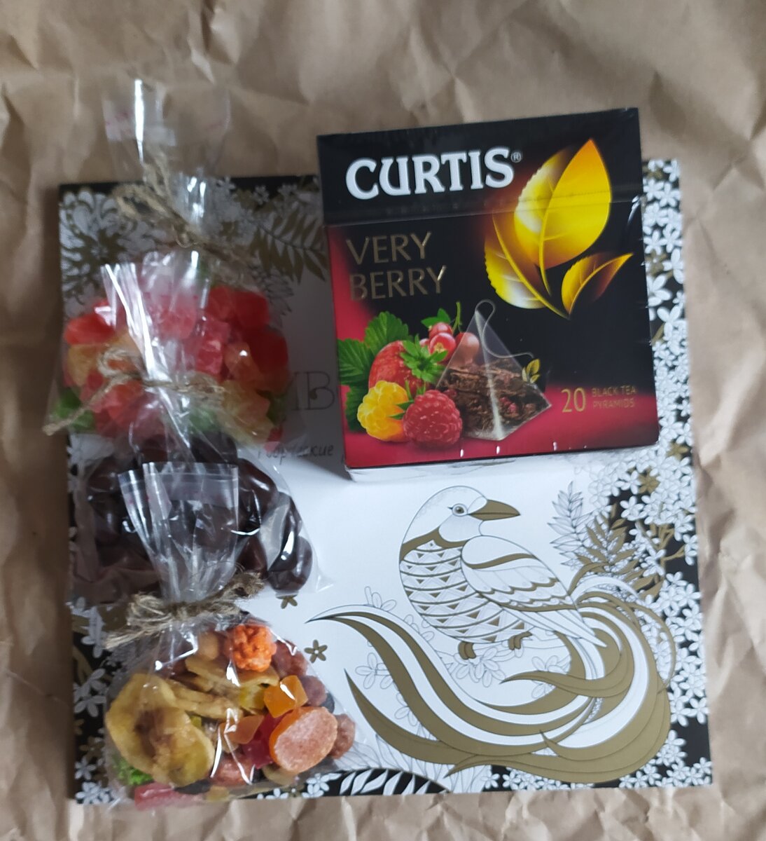 На фото раскраска для взрослых, чай, цукаты, вишня в шоколаде и сладкий коктейль (смесь цукат и орехов). Фото автора