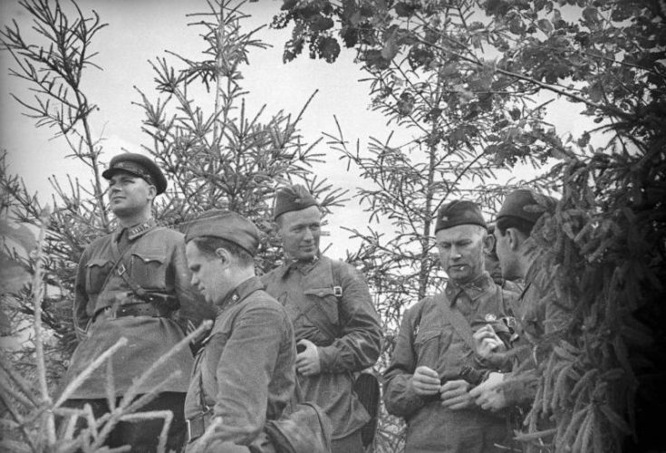 Михаил Шолохов и Александр Фадеев на фронте