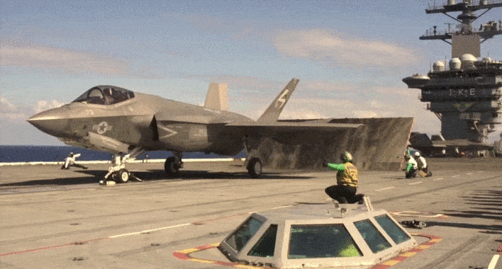 Катапультный взлёт истребителя F-35C (GIF видео).