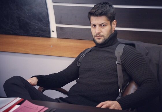 Кадр из сериала "Моя Мама" комиссар Синан -актер Серхат Теоман.