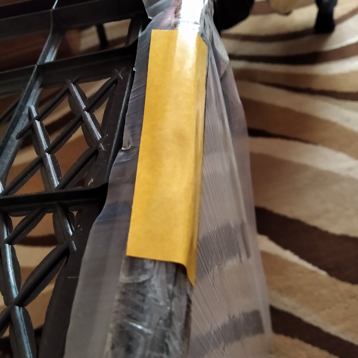 На двухсторонний скотч по кругу приклеиваем обычную пленку