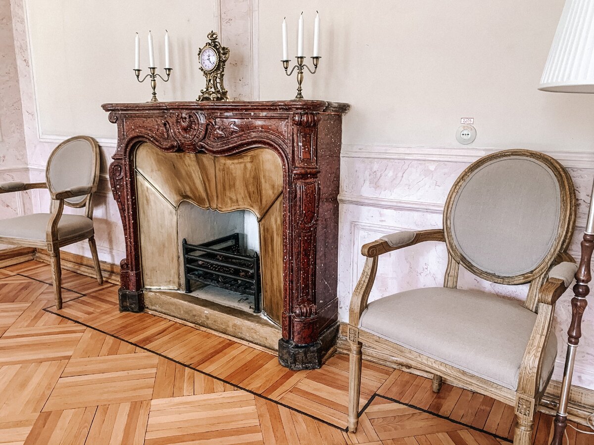 Искусственный мрамор стен, камины сохранились со времен последних владельцев усадьбы. Фото автора