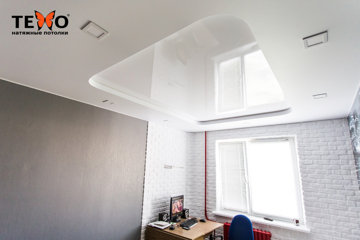 Белый глянцевый потолок. Белый глянцевый потолок. С белым потолком с правом. Черный сатиновый натяжной потолок. Сегментированный потолок белые квадраты.