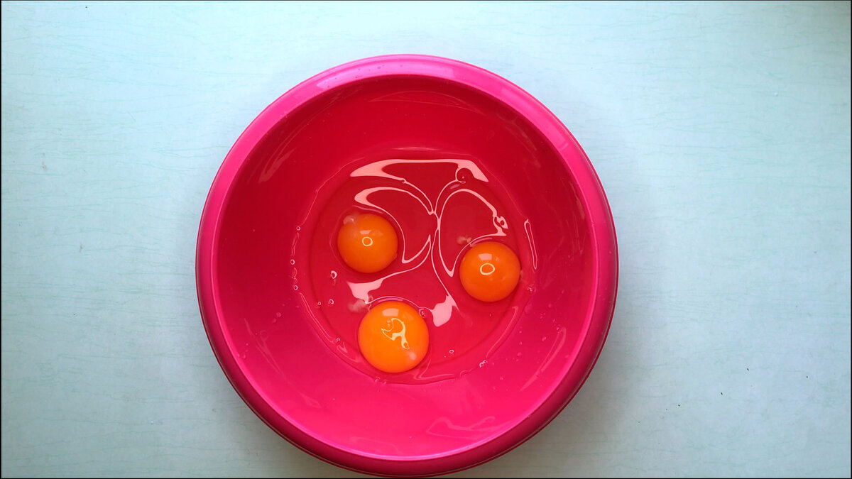 Три куриных яйца