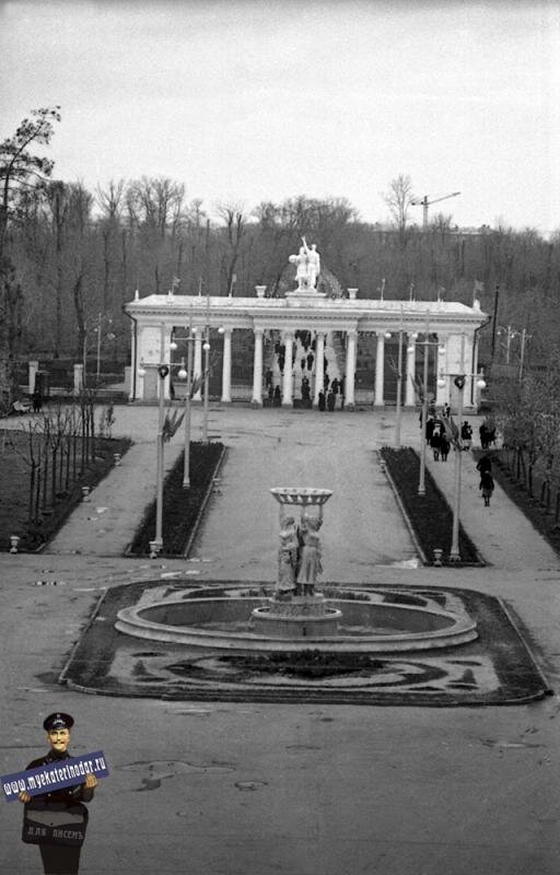Главный вход на сельскохозяйственную выставку в Краснодаре. Ретро-фото с сайта www.myekaterinodar.ru 