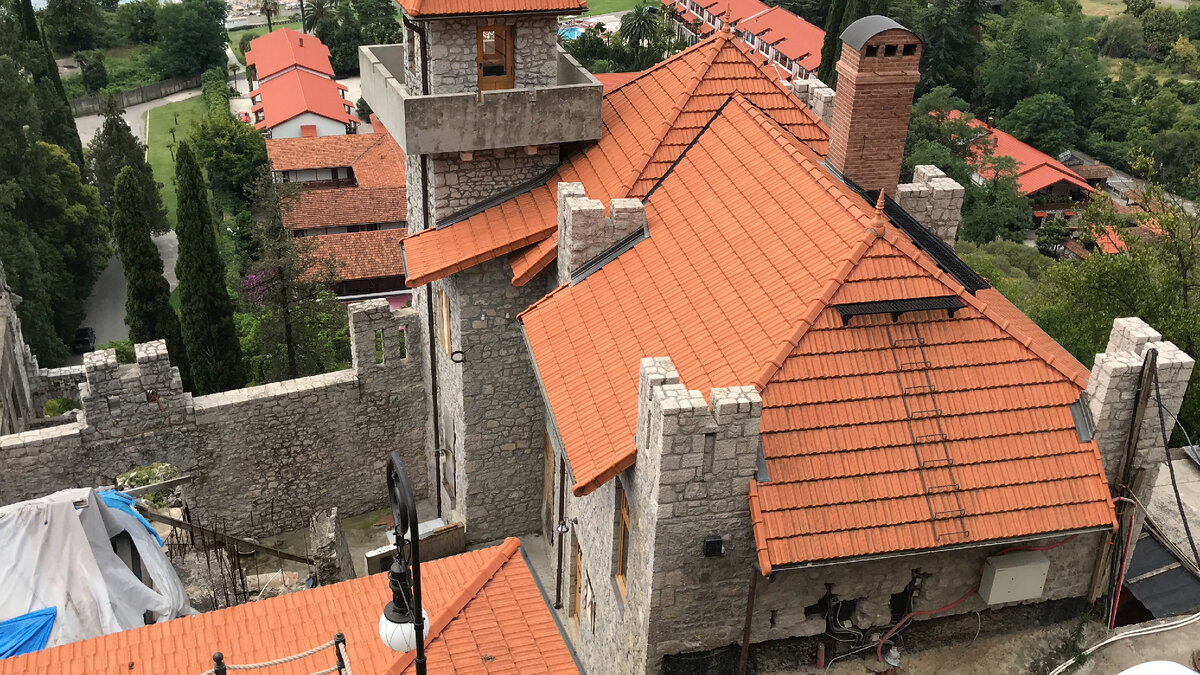 Фото автора. Вид на крышу замка, которая уже отреставрирована. 
