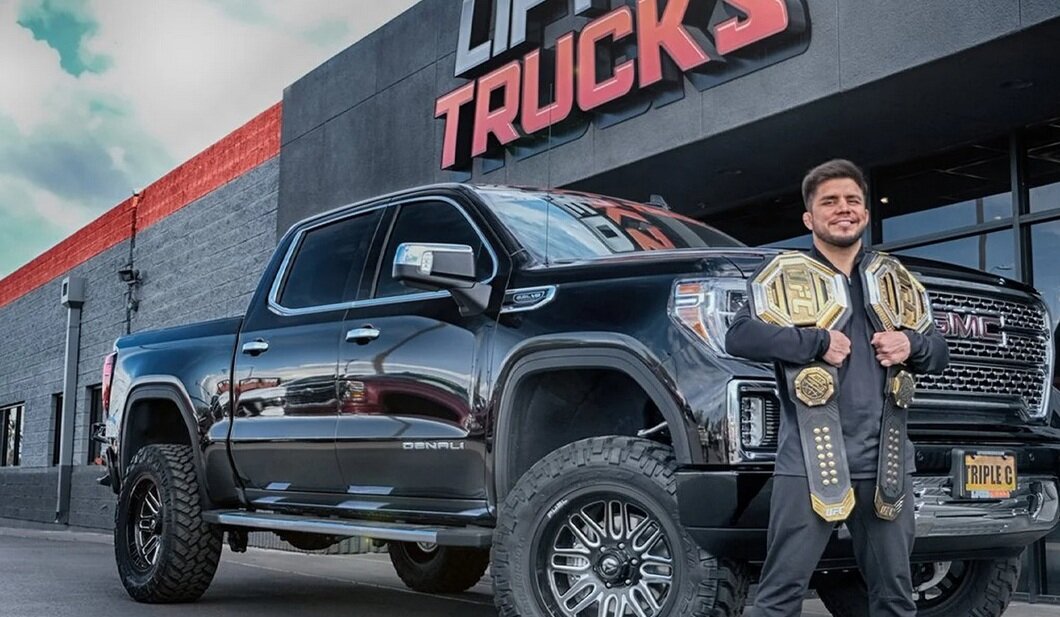 Генри Сехудо и его GMC Sierra 1500 Denali.