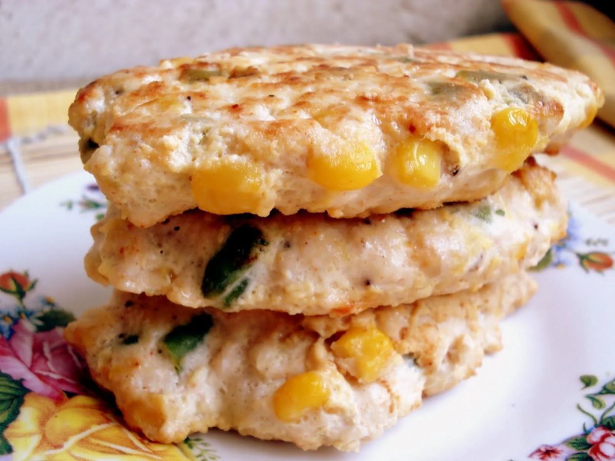 Куриные грудки с кукурузой. Рубленые куриные котлеты с кукурузой. Рубленные котлеты с кукурузой. Куриные котлеты с кукурузой и сыром. Оладьи из филе курицы с кукурузой
