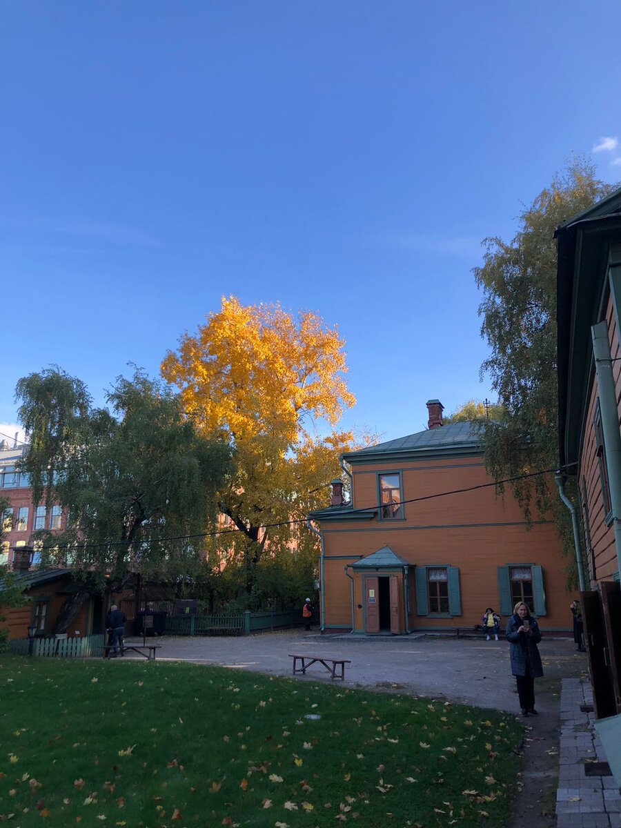 Двор усадьбы.