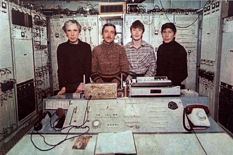 Старая фотография за авторством Э. Аюбаева с работниками станции, найденная на сайте vtourisme.com. На фото работники цеха В. Нездолий, будущий начальник цеха В. Руденко, инженер Э. Аюбаев и водитель А. Сахильянов.