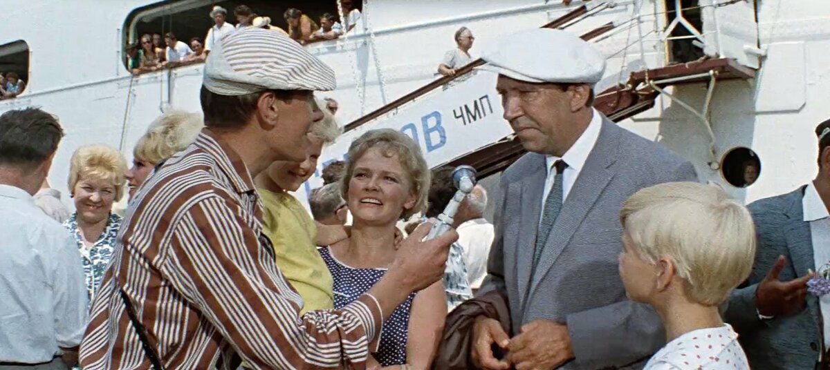 В каком городе живет горбунков. Черт побери кадр никулин. Отель атлантик фильм бриллиантовая рука. Саша лисютина бриллиантовая рука. В каком городе живет горбунков.