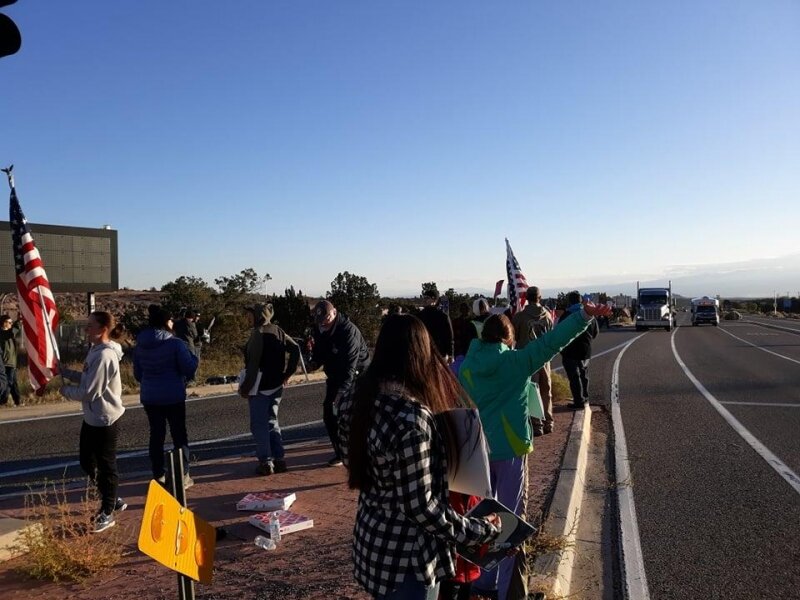 Протестующие у здания Лос-Аламосской лаборатории. Понедельник, 18.10.2021 