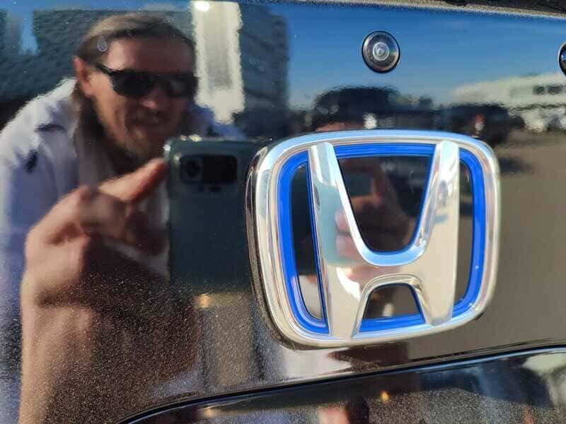 Honda один из известнейших и старейших японских авто-мото брендов, которому в этом году исполнилось 73 года. В России у компании есть немногочисленная, но вполне лояльная к бренду аудитория.-1-2