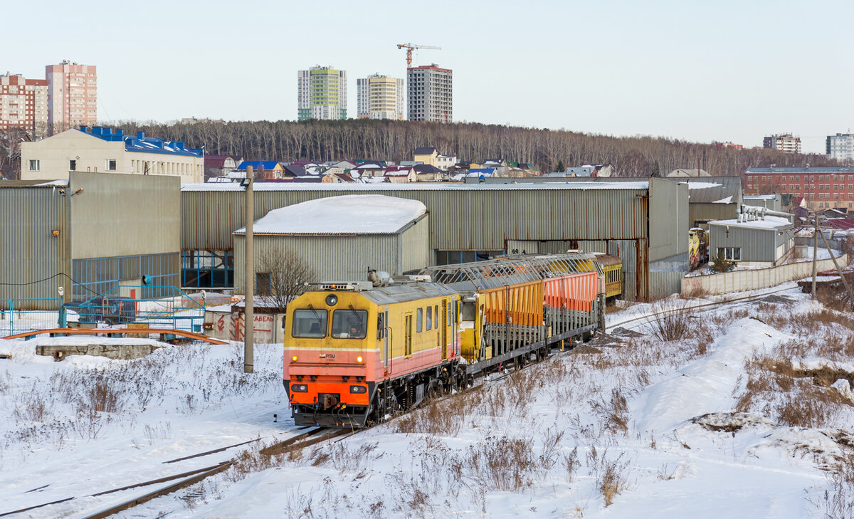 Самоходный снегоуборочный поезд ПСС-1К - убирает снег с пути и загружает его в вагоны