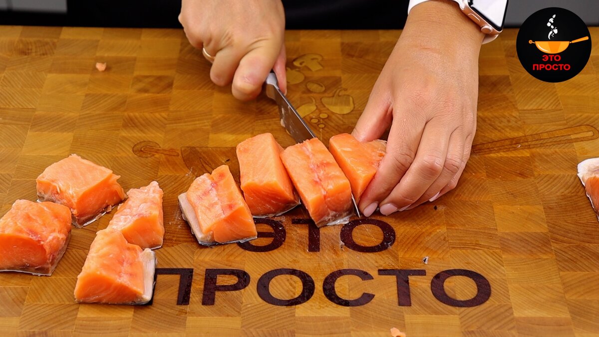 Фото можно листать влево