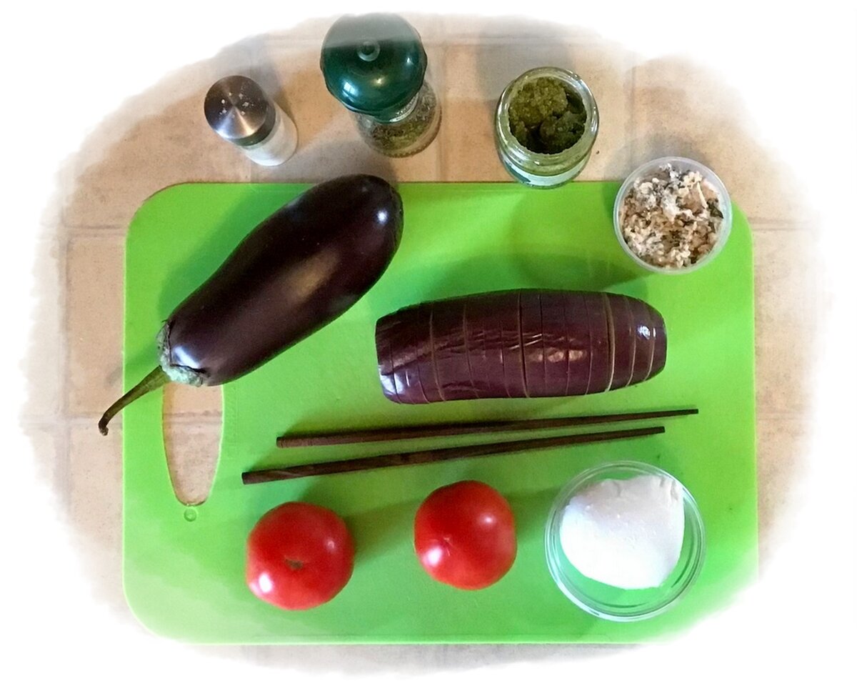 «Гармошка» из баклажанов  с томатами, сыром  и соусом песто 