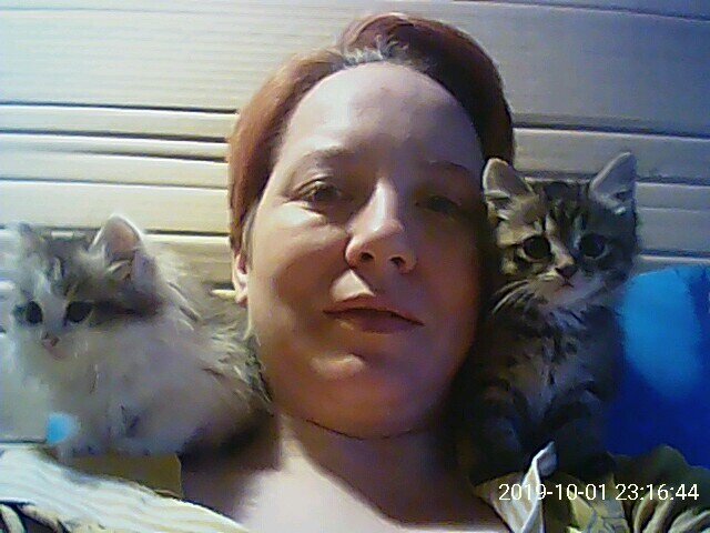 Начну со смешной фотки. Это я сидела дочери брюки подшивала. Малышня на коленях сесть не смогли... ...потому уселись на плечи ;-) Вот я и сидела с ангелами на плечах и... ...да, что там, смотрите дальше ;-)