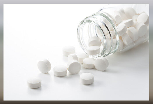 Парацетамол — это лекарственное средство анальгетик и антипиретик, входящее в группу анилидов и оказывающее жаропонижающее, обезболивающее действие.