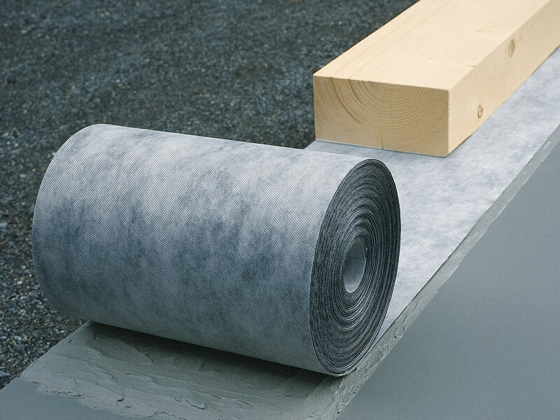 Крепкая полиэфирная основа материала пропитана битумно-полимерным вяжущим и защищена с двух сторон полипропиленом спанбонд. Размер рулона - 20х0,2 / 0,4 / 0,6 м, масса – 1 кг/м², толщина – 1 мм.

Укладывается на цементно-песчаный раствор или приклеивающую мастику ТЕХНОНИКОЛЬ №23 Фиксер.

Назначение

Отсечная гидроизоляция предназначена для защиты конструктивных элементов здания (стены, перегородки, мауэрлат) от капиллярного подъема влаги.

Преимущества

Прочная негниющая основа
Устойчивость верхнего слоя к воздействию УФ
Срок службы более 50 лет
Удобный монтаж рулонов различной ширины
Область применения

Применяется при строительстве и ремонте зданий различного назначения. Предназначен для защиты конструктивных элементов здания (стены, перегородки, мауэрлат) от капиллярного подъема влаги.

Свойства

полиэфирная основа, пропитанная модифицированным битумом и защищенная с двух сторон полипропиленом, делает материал чрезвычайно прочным и надежным.

Хранение

Материалы должны храниться в вертикальном положении в закрытом помещении или под навесом, в один ряд по высоте, в условиях, обеспечивающих защиту от воздействия влаги и солнца при температуре от -35 до +35°С.