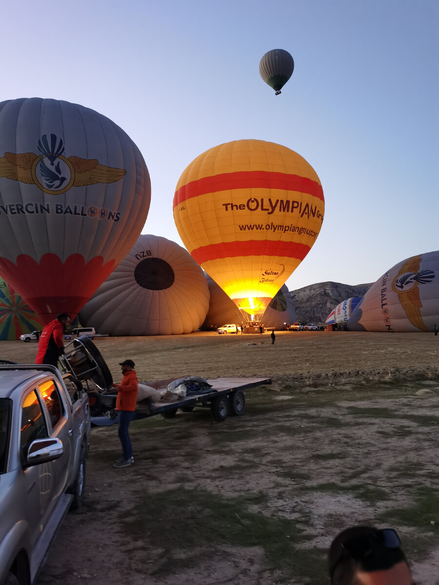 Надувают шары перед полетом 