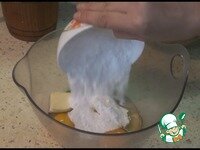     Сливочное масло нужно заранее достать из холодильника, чтобы оно было мягкое. Смешаем венчиком масло, яйца, сахарную пудру и щепотку соли.