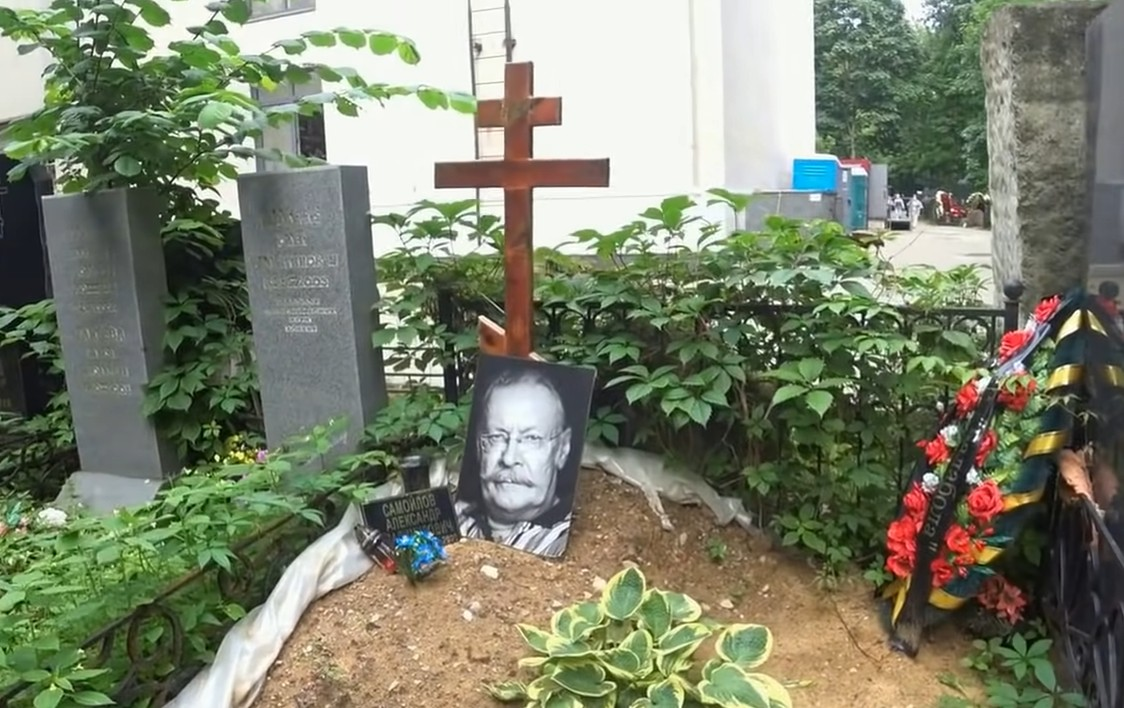 Кладбище похороненных актеров. Могила Виталия Соломина на Ваганьковском кладбище. Могила Георгия Вицина на Ваганьковском кладбище.