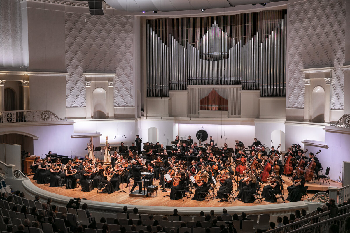 Молодёжный оркестр (РНМСО) под управлением Александра Лазарева на сцене Зала Чайковского