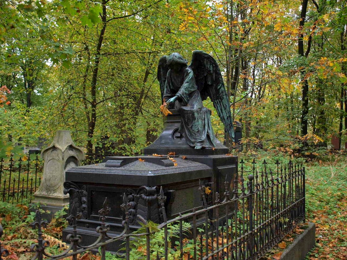 Надгробие с ангелом на могиле Д.С. Мордвинова. Фото автора